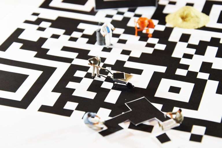 figures, miniatures, qr code-5695821.jpg